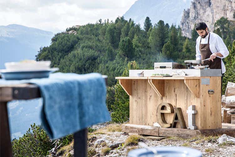 Uno scorcio della cucina all'aperto del SanBrite - Sulle Dolomiti la cucina del futuro: SanBite, Eggmoa e Zu Plun