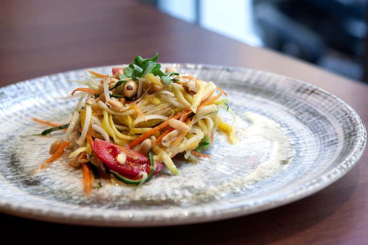 Insalata Som Tam (Tailandia) (La cucina multiculturale di Ritu Dalmia e Viviana Varese)