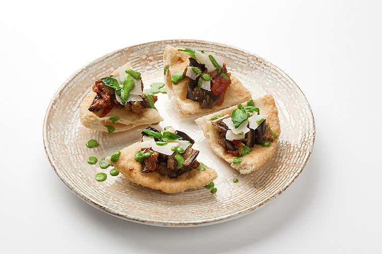 Pizza fritta con melanzane e parmigiano (La cucina multiculturale di Ritu Dalmia e Viviana Varese)