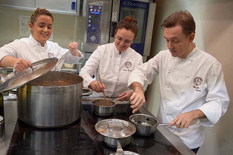 Silvia, Anna e Claudio Vicina (Cucina stellata e piccoli produttori locali Terra Vicina svela i gusti del Piemonte) Silvia, Anna e Claudio Vicina (Cucina stellata e piccoli produttori locali Terra Vicina svela i gusti del Piemonte)