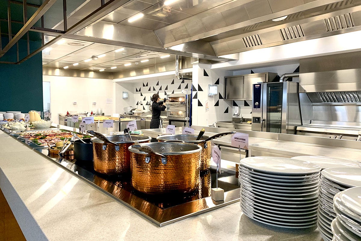 L'immensa cucina a vista La doppia anima del Quark Hotel Milano