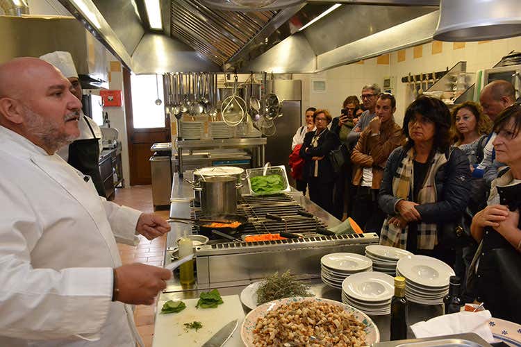 Gli appassionati di cucina a tu per tu con i cuochi (Cucine Aperte Nel cuore della Puglia da gustare) Gli appassionati di cucina a tu per tu con i cuochi (Cucine Aperte Nel cuore della Puglia da gustare)