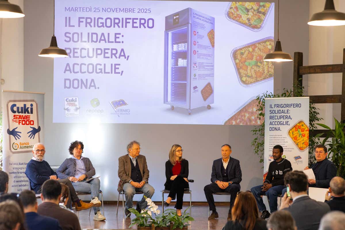 A Torino nasce il primo “frigorifero solidale” che combatte lo spreco