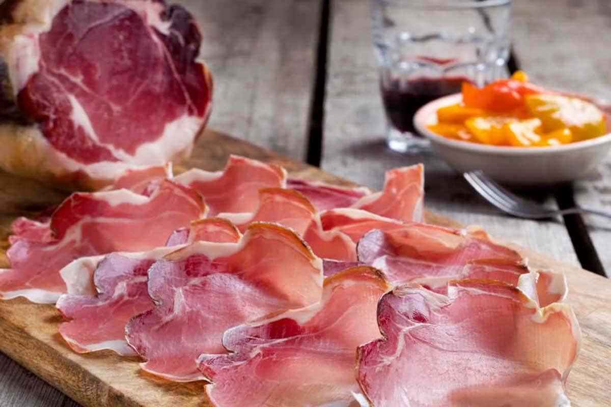 Assaggi di culatello, immancabili nelle notti emiliane Stelle cadenti e visite ai castelli, in Emilia l'estate si vive con il naso all'ins&ugrave;