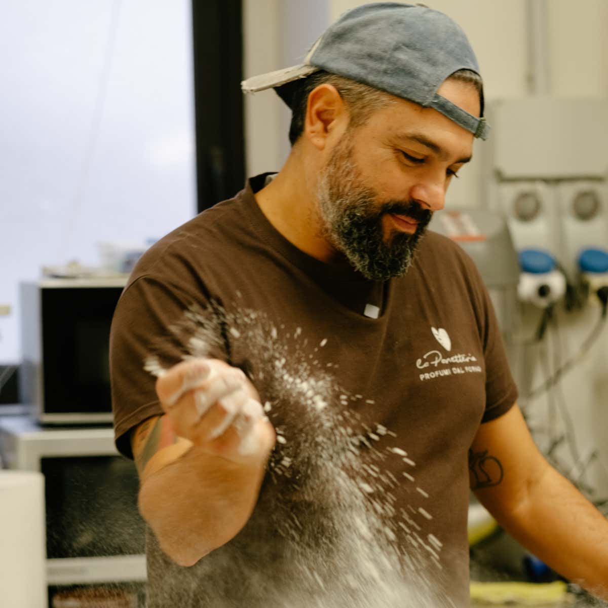 Matteo Cunsolo al lavoro nel proprio panificio