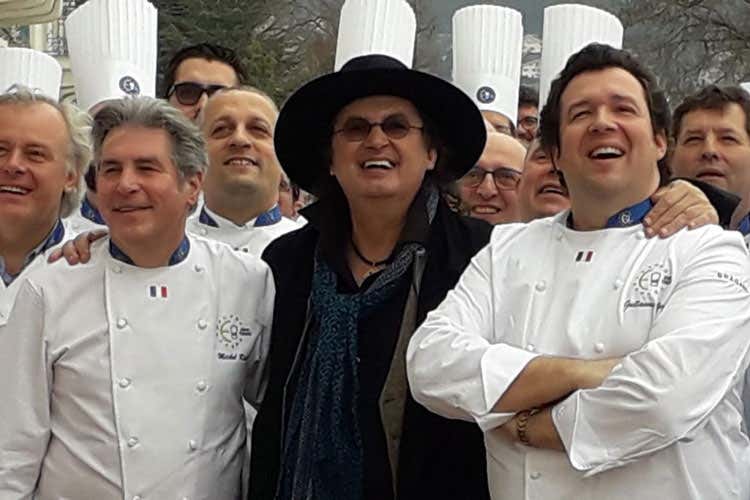 Marc Veyrat in mezzo ai cuoci ET francesi (Euro-Toques Francia Educazione alimentare per i piccoli)