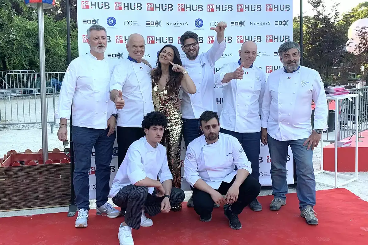 Gianni Tarabini, Enrico Derflingher, Francesca Russo, Tommaso Arrigoni, Antonio Consonni, Paolo Schiavo. Accosciati, due collaboratori Una cena firmata Euro-Toques per salutare alla grande la design week