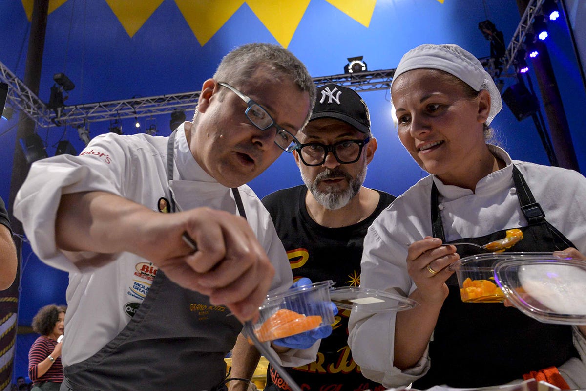 Cooking show, con Bottura che osserva Torna Al Mèni, il circo dei sapori di Massimo Bottura