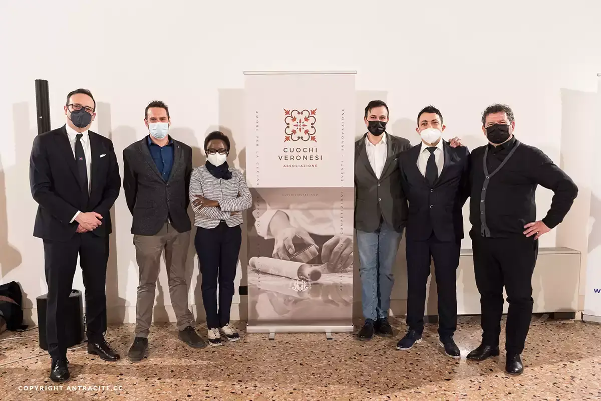 Il presidente Fic Rocco Pozzulo, primo a sinistra, con alcuni rappresentanti dell'Associazione cuochi veronesi L&rsquo;Associazione cuochi veronesi punta sui giovani