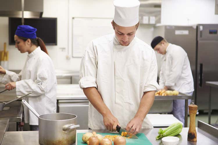 I cuochi vip illudono i giovani In cucina solo se c'è la vocazione I cuochi vip illudono i giovani In cucina solo se c'è la vocazione