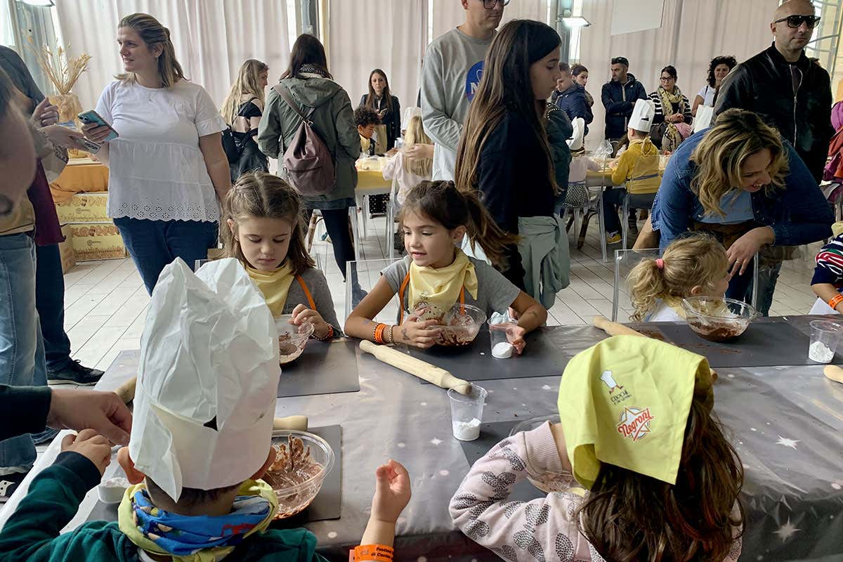 Settemila bambini ai fornelli: torna il più grande festival di cucina per piccoli chef Settemila bambini ai fornelli: torna il più grande festival di cucina per piccoli chef