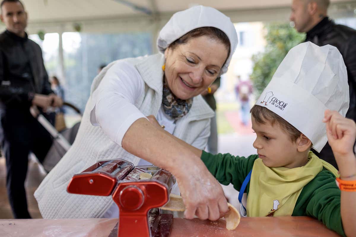 Settemila bambini ai fornelli: torna il più grande festival di cucina per piccoli chef Settemila bambini ai fornelli: torna il più grande festival di cucina per piccoli chef