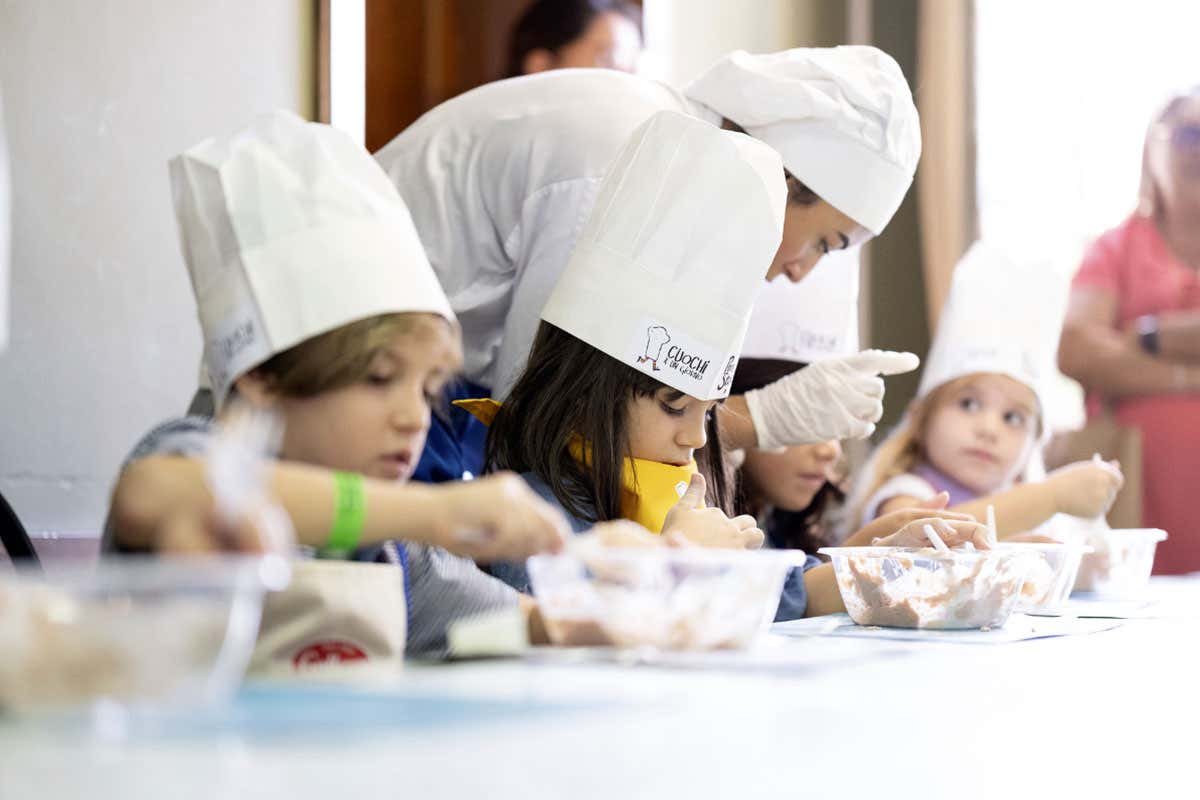 Settemila bambini ai fornelli: torna il più grande festival di cucina per piccoli chef Settemila bambini ai fornelli: torna il più grande festival di cucina per piccoli chef