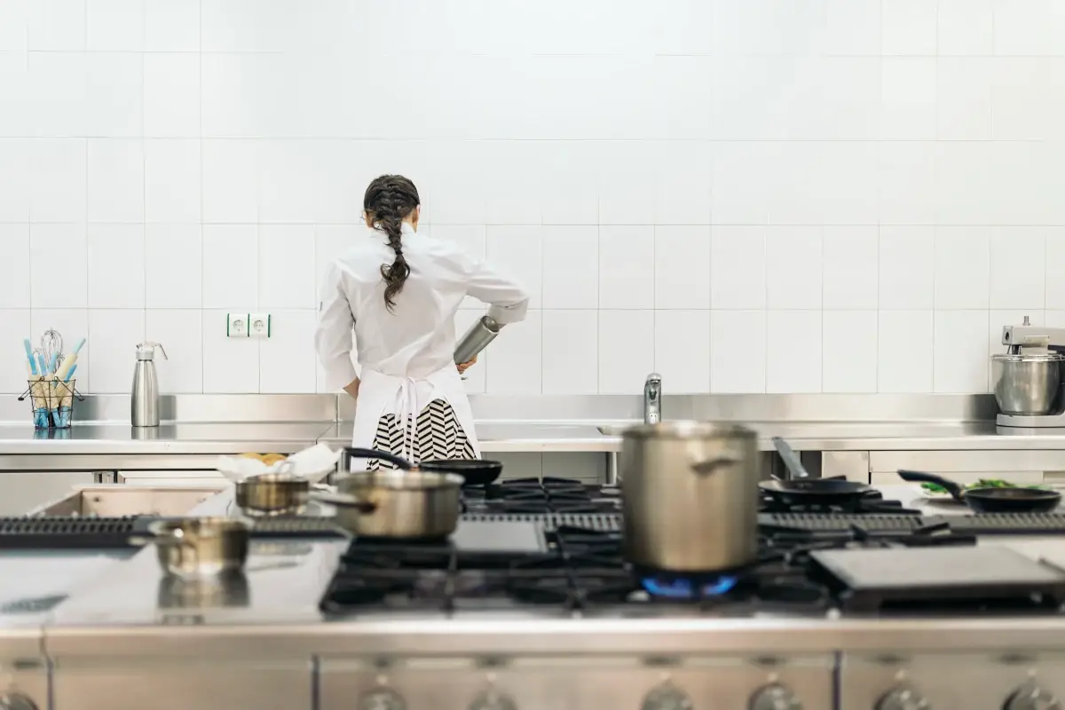 Basta arrosti al ristorante per risparmiare energia? Orari di apertura ridotti e niente arrosti: ecco come i ristoranti di Roma affrontano il caro bellette