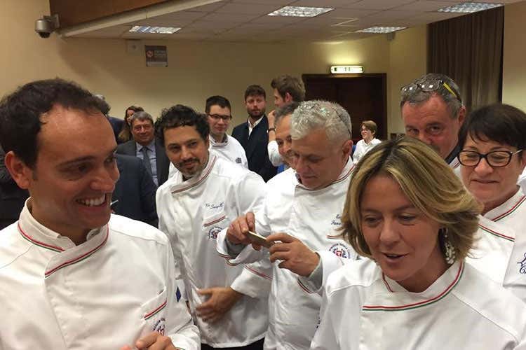 Alessandro Circiello e Beatrice Lorenzin (Il cuoco, promotore di salute Ministero e Fic per la formazione)