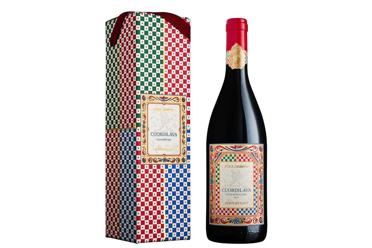 Bottiglia e astuccio del Cuordilava 2017 realizzata in partnership da Donnafugata e Dolce&Gabbana Donnafugata e Dolce Bottiglia e astuccio del Cuordilava 2017 realizzata in partnership da Donnafugata e Dolce&Gabbana Donnafugata e Dolce