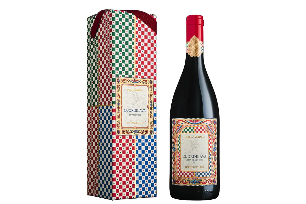 Bottiglia e astuccio del Cuordilava 2017 realizzata in partnership da Donnafugata e Dolce&amp;Gabbana Donnafugata e Dolce