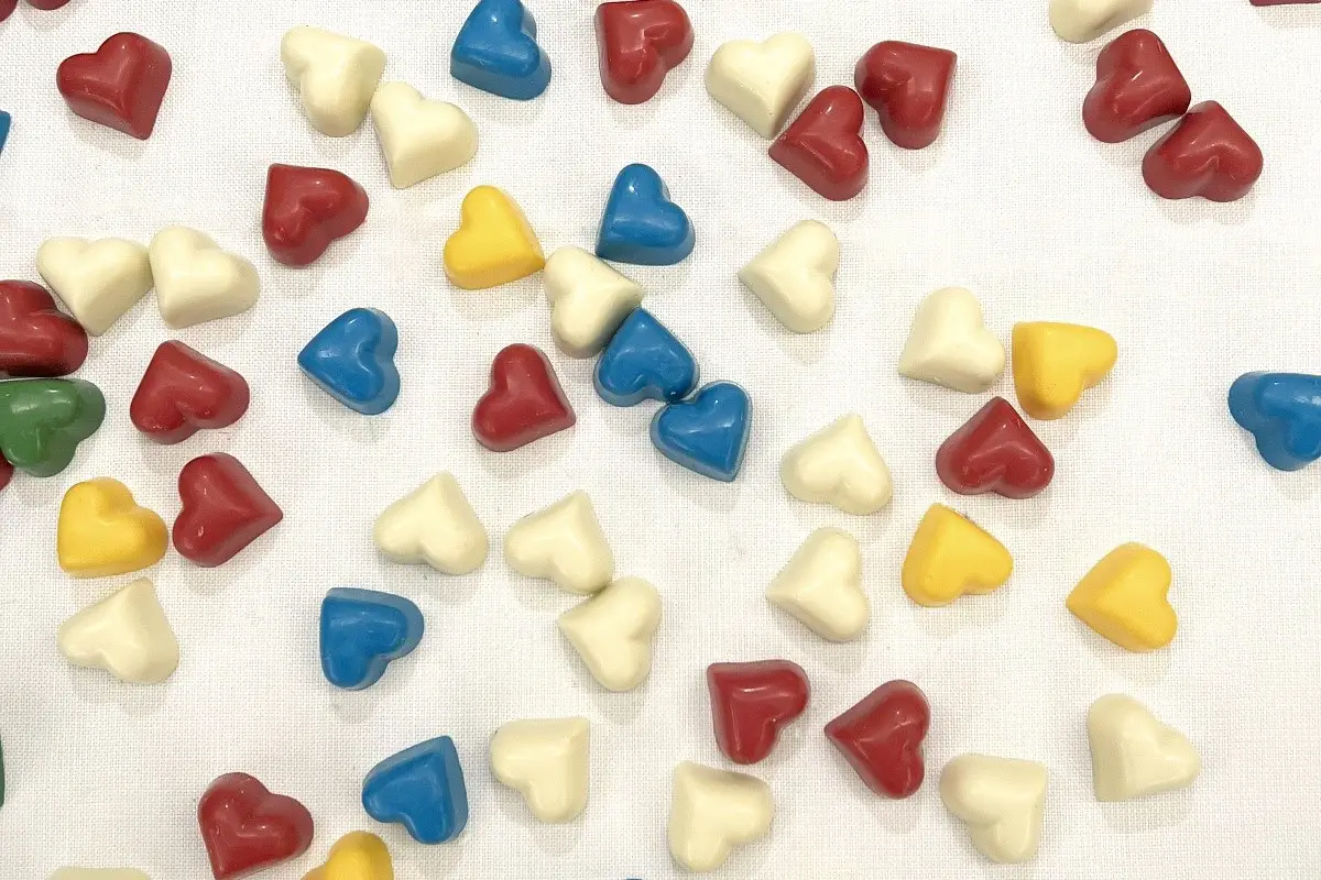 I cioccolatini multicolore dello chef Sinisgalli Una dolce dichiarazione d&rsquo;amore? Con i cuori dello chef Filippo Sinisgalli