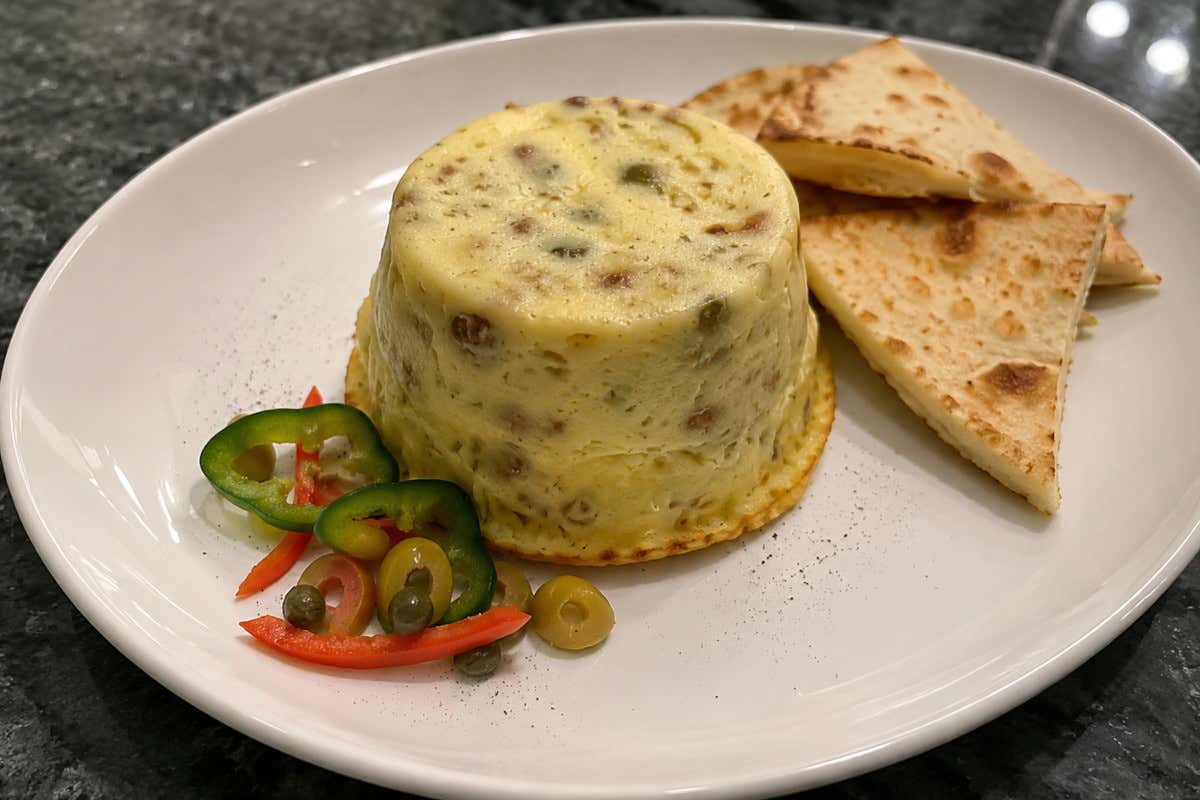 Il keshi yena viene preparato utilizzando una forma di formaggio farcita