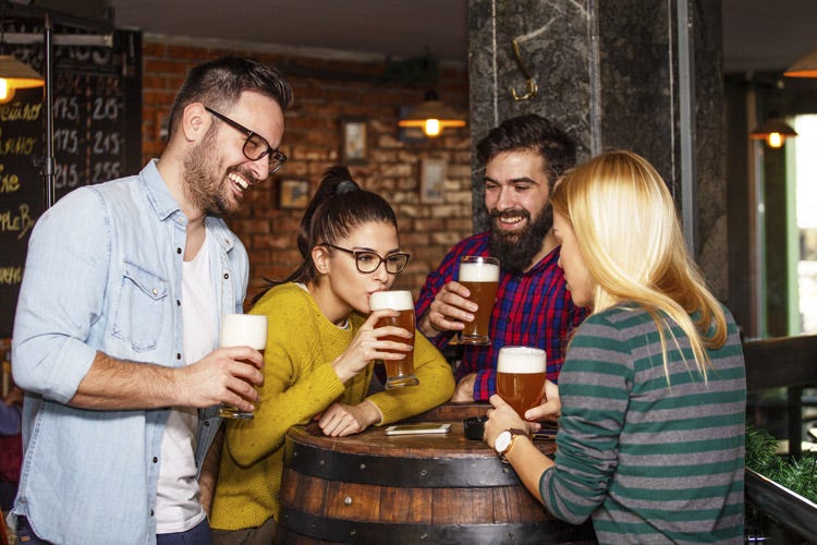 Giovani e donne sono tra i più numerosi bevitori di birra (Curiosi, abitudinari, donne Sono i tipi da birra)