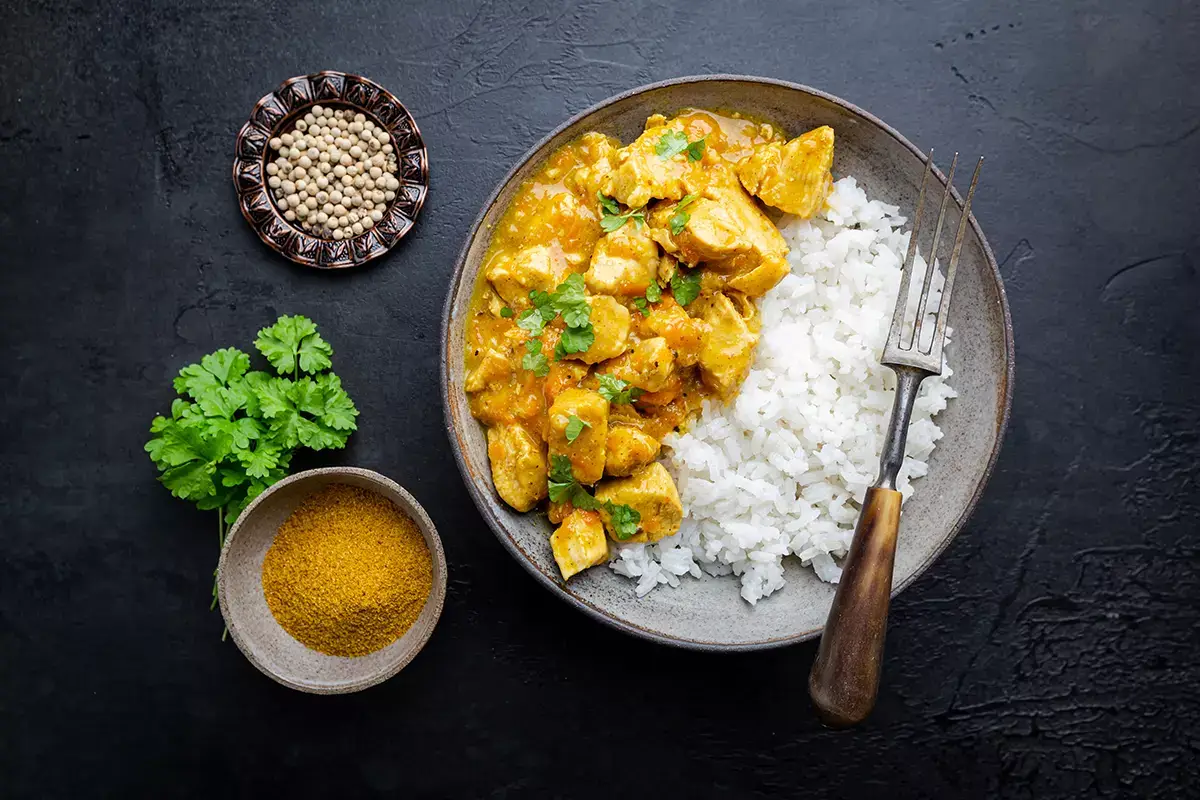Il tradizionale pollo al curry Curry, una miscela di spezie dalle mille virt&ugrave;