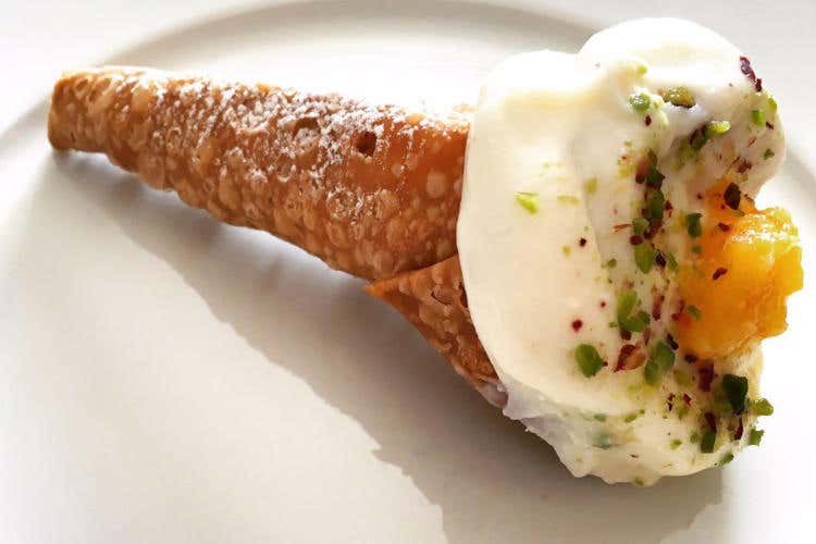 Cornucopia di cialda di cannolo (Pino Cuttaia, La madia **)  L'Italia di Mancini va sulle stelle. Ecco come la celebrano gli stellati