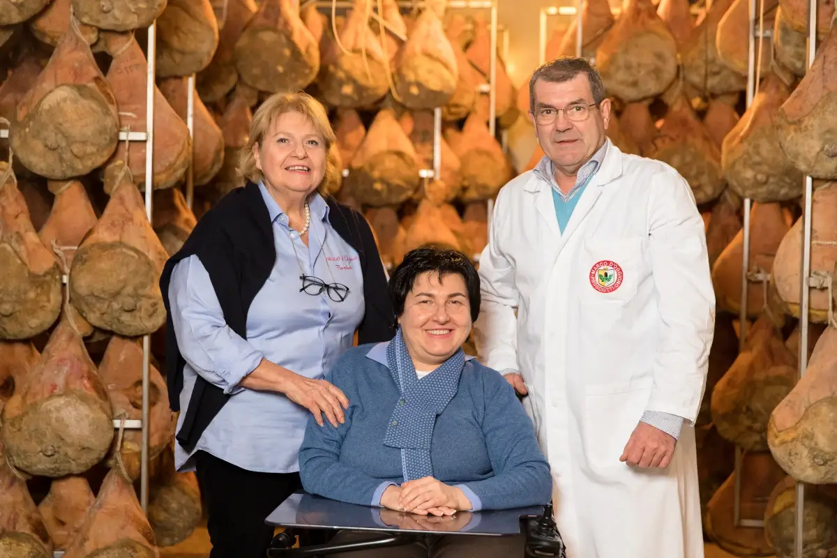 Agnese, Giulia e Dionigi Spreafico, titolari del prosciuttificio Marco d'Oggionole ,&nbsp; Dalla Brianza uno dei prosciutti pi&ugrave; dolci del nord Italia: Marco d'Oggiono
