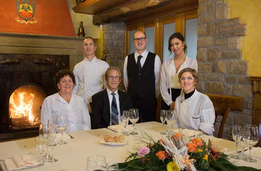 Da sin., seduti: Imelda, Carlo, Sonia; in piedi: Luca, Ugo e Asia