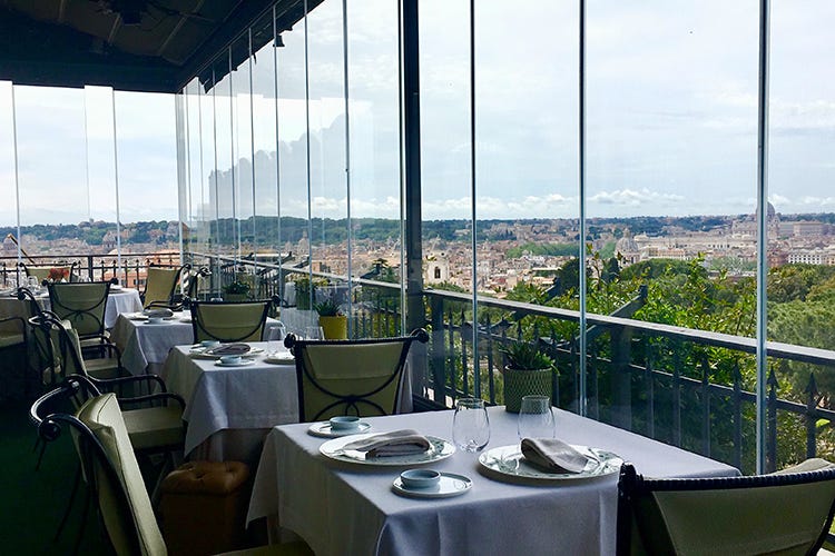 I clienti che scelgono la terrazza di Marzetti non sono solo clienti dell'hotel (Da Stefano Marzetti al Mirabelle Cucina con passione... e con vista)