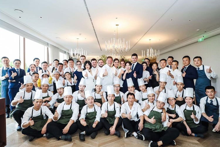 Il team del ristorante Da Vittorio Shanghai (Da Vittorio, la stella Michelin arriva anche a Shanghai)