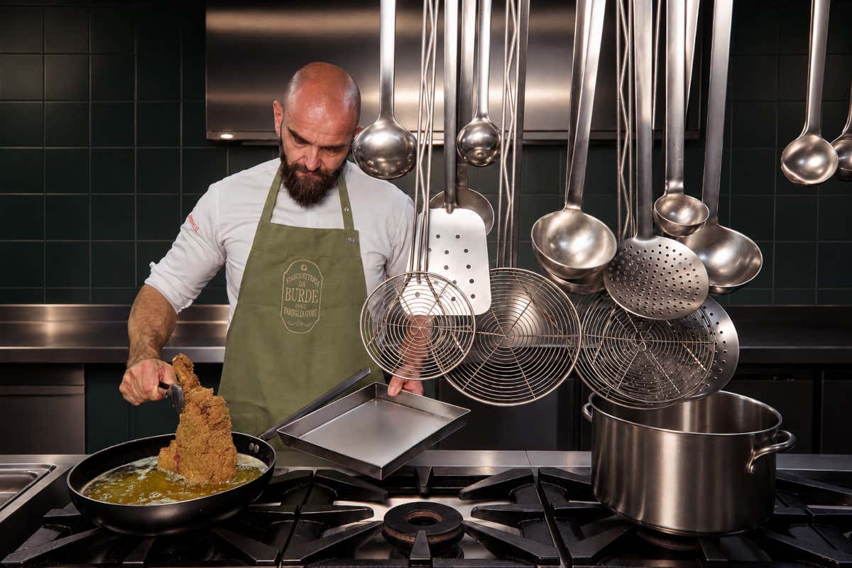 Paolo Gori al lavoro nella cucina della Trattoria Da Burde