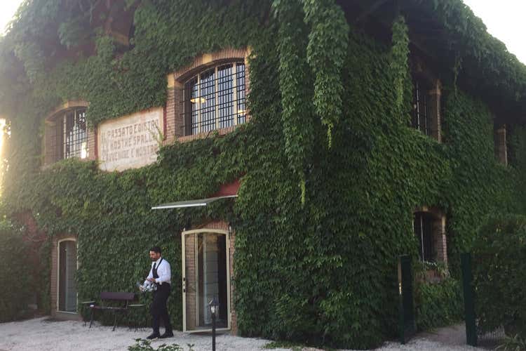 L'insolita facciata del locale (Dai banchetti al ristorantino Al Borgogna le due anime di Coria)