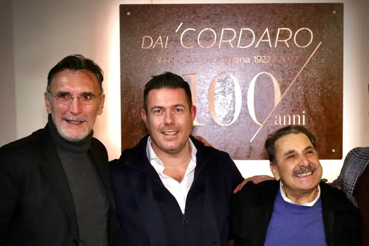 La targa per i 100 anni Dal Cordaro, 100 anni della vera cucina di Roma
