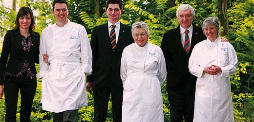 Da sinistra: Valentina, Giovanni, Alberto, Bruna, Antonio e Nadia Santini