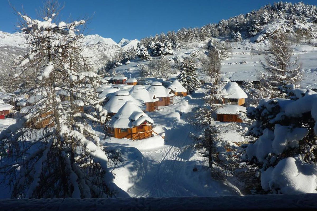 Le maisonette del Dalai Lama Village Paura di Omicron ma voglia di vacanza? La soluzione è il campeggio sulla neve