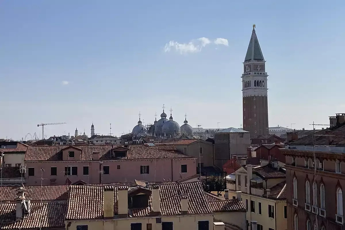 La vista su San Marco dalla scala sul cortile interno del palazzo A Venezia un gioiello d&rsquo;arte nascosto