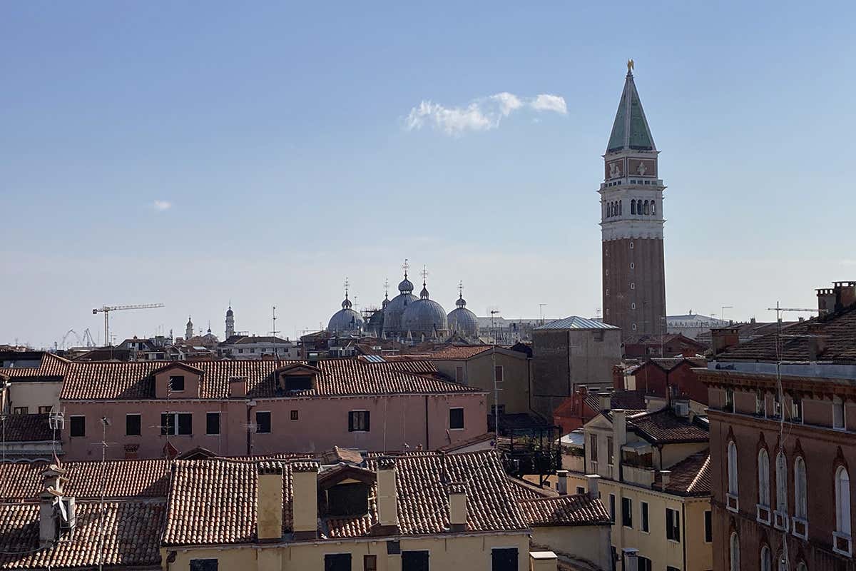 La vista su San Marco dalla scala sul cortile interno del palazzo A Venezia un gioiello d’arte nascosto La vista su San Marco dalla scala sul cortile interno del palazzo A Venezia un gioiello d’arte nascosto