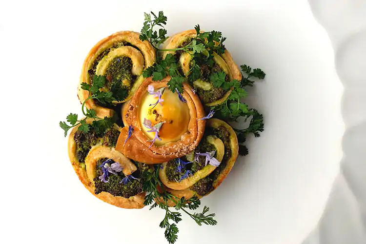 Torta salata di primavera Inno alla primavera e ai viaggi Il delivery di Pasqua di Dorati