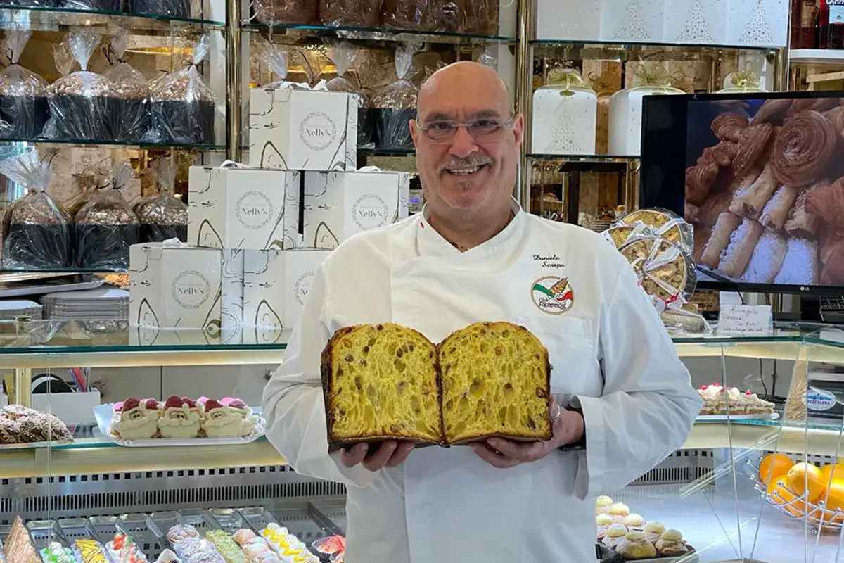 Daniele Scarpa con il panettone vincente Il miglior Panettone d'Autore del Richmont Club Italia parla veneziano
