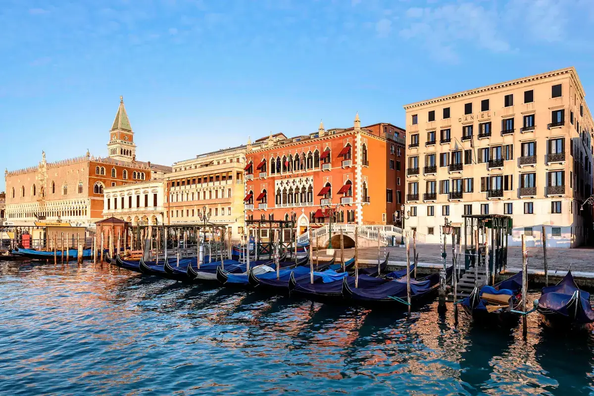 I tre edifici attigui su riva degli schiavoni che costituiscono l'hotel Danieli di Venezia&nbsp; Il Four Season sbarca a Venezia e conquista l'Hotel Danieli