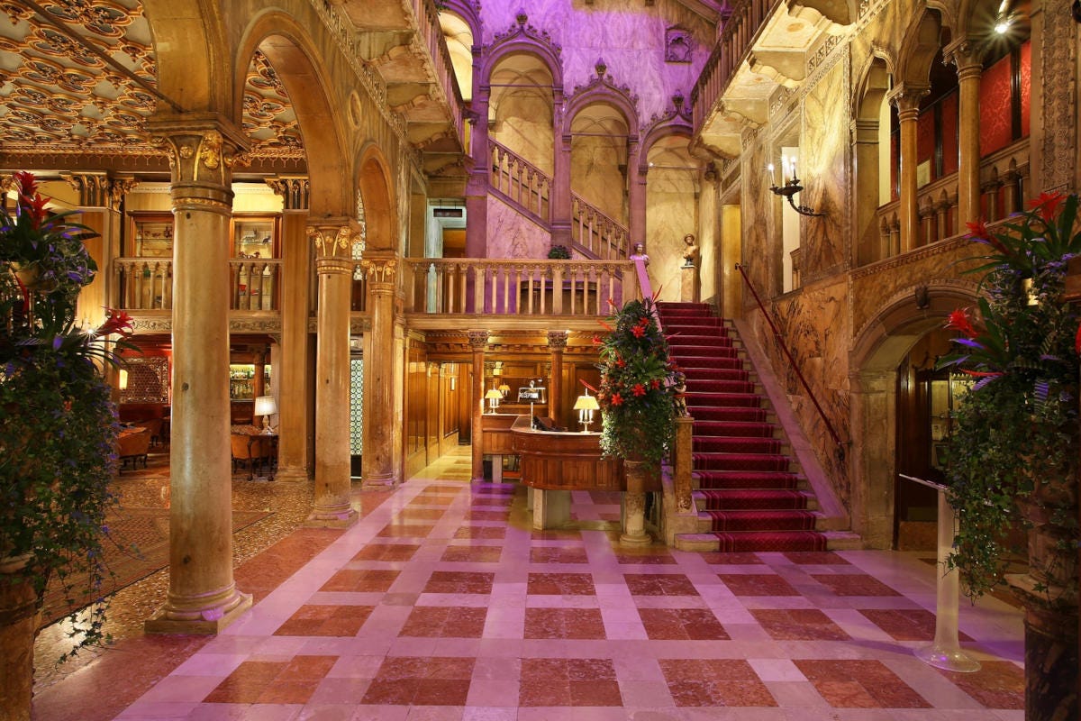 L'atrio dell'Hotel Danieli, set di molti film Il Four Season sbarca a Venezia e conquista l'Hotel Danieli