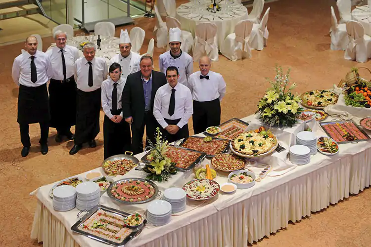 Danilo Moresco, in giacca al centro, con il suo team catering Ristoranti e fornitori, investimenti in pausa: &laquo;Prima vediamo come va&raquo;