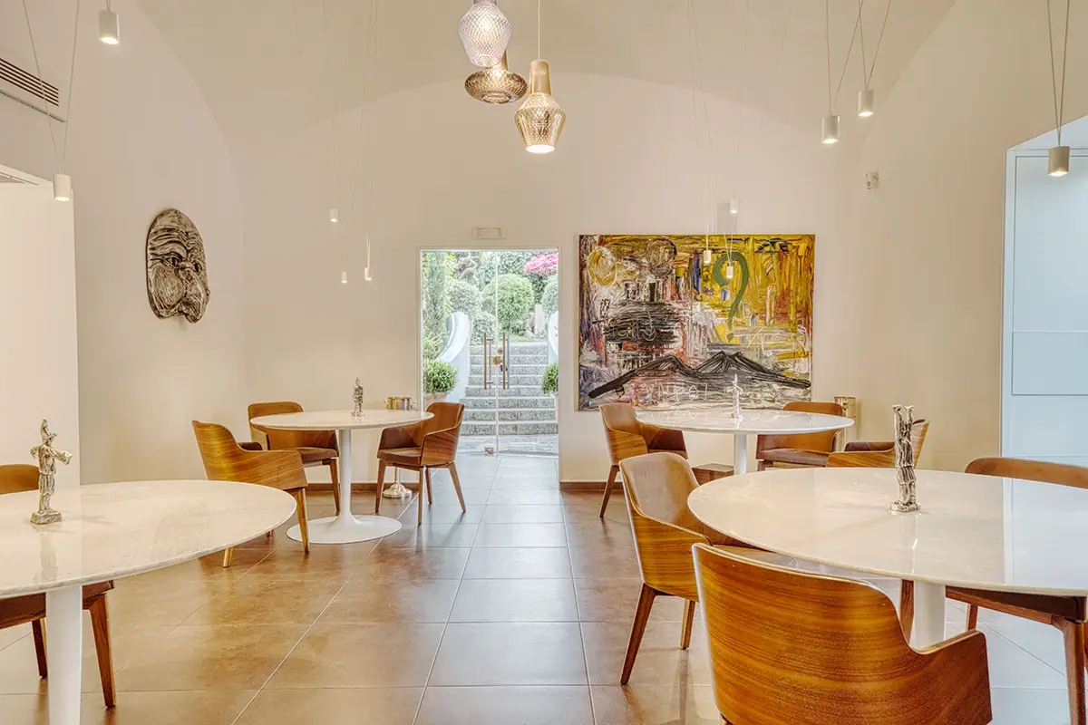 La sala interna Dan&iacute; Maison, un giardino &ldquo;stellato&rdquo; nel cuore di Ischia