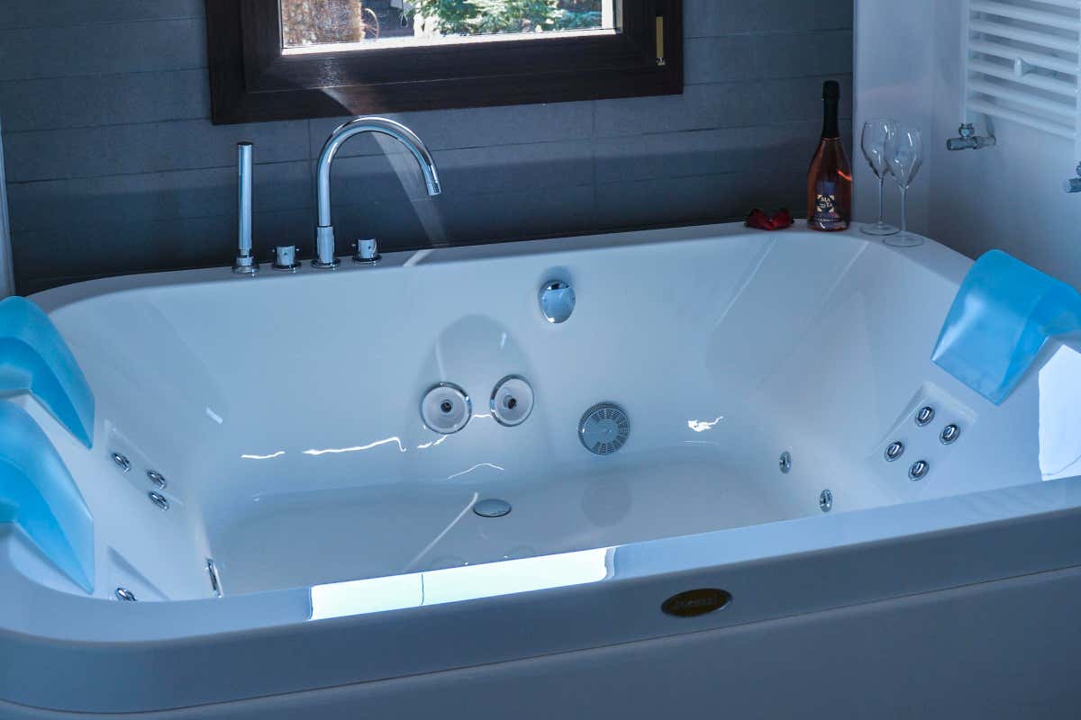 Un comodo idromassaggio nei bagni delle stanze del Wine Resort Locanda del Falerno