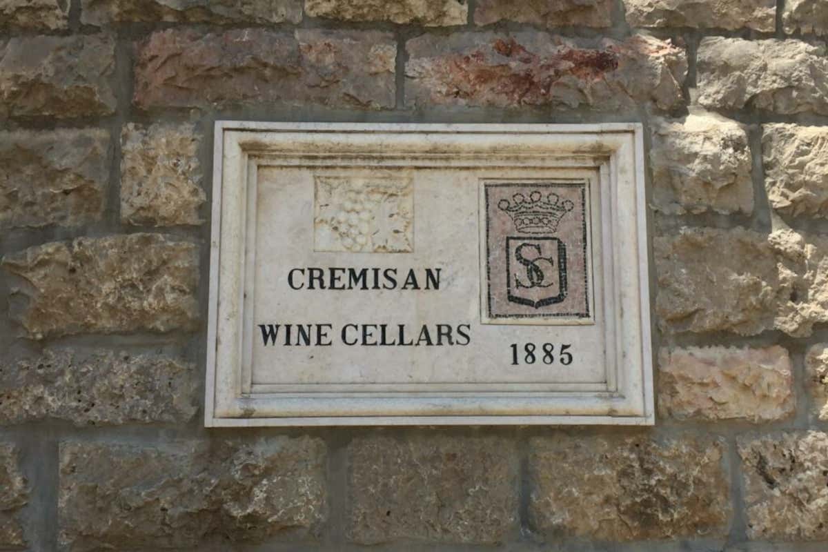 C'è un vino che nasce a Betlemme e oggi prova a costruire ponti tra le persone