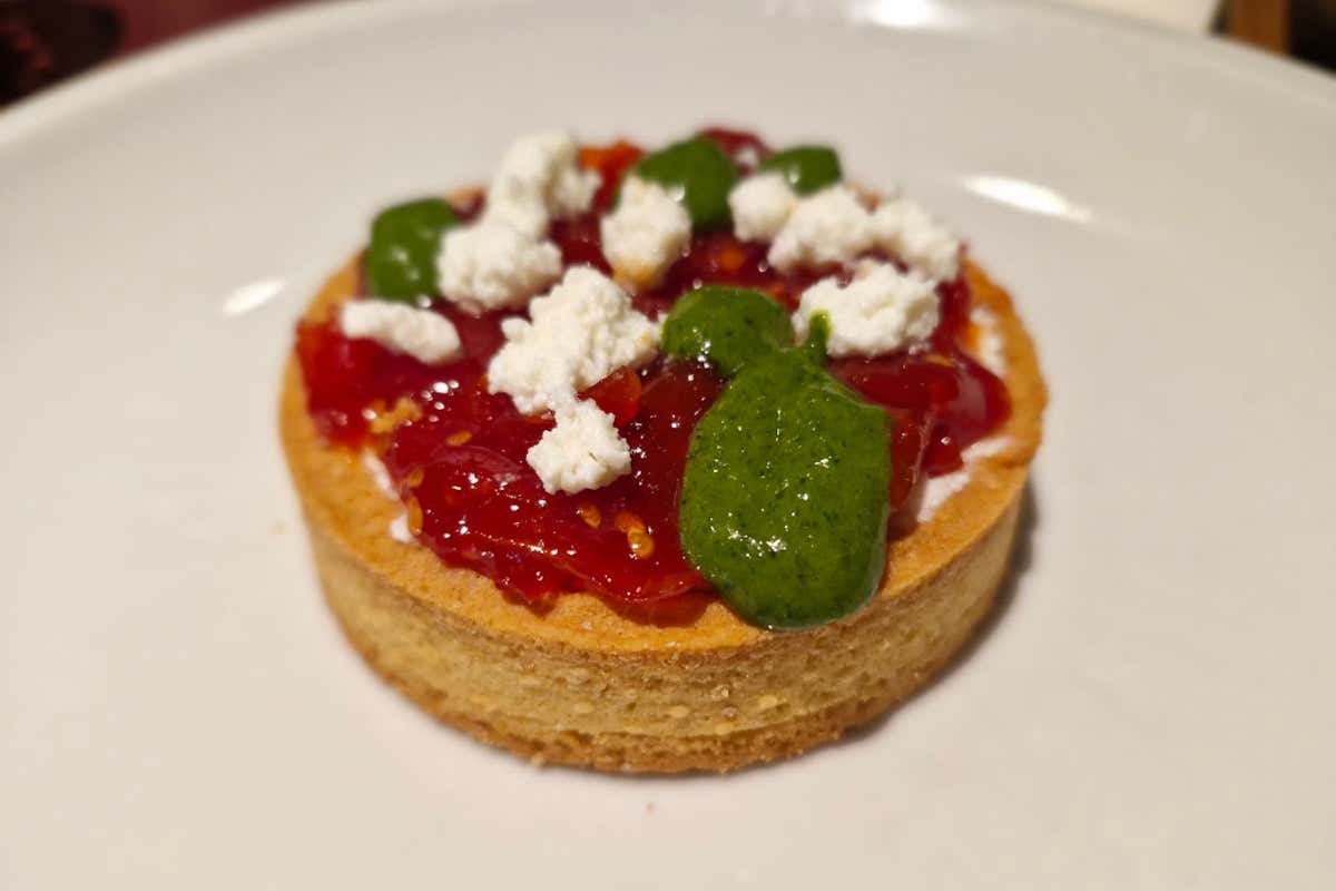 Il dolce inganno, una tartelletta di pasta frolla con burro di Normandia, confettura di datterino della Piana del Sele, ricotta di pecora di Colliano, salsa di basilico