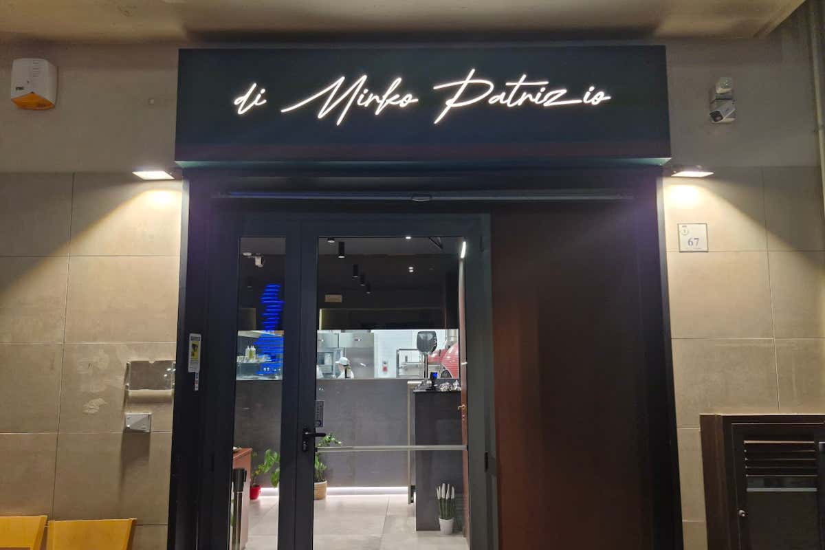 L'insegna della pizzeria, che richiama subito il nome del suo proprietario