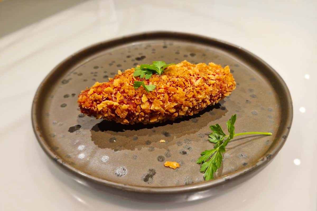 Crocchè di patate, impanato nel pane panko, con aggiunta di barbabietola rossa, erba cipollina, pepe di Sarawak e prezzemolo