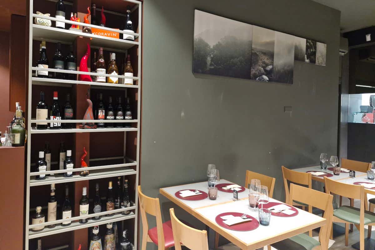 La sala della pizzeria Mirko Patrizio, con una bella esposizione di vini