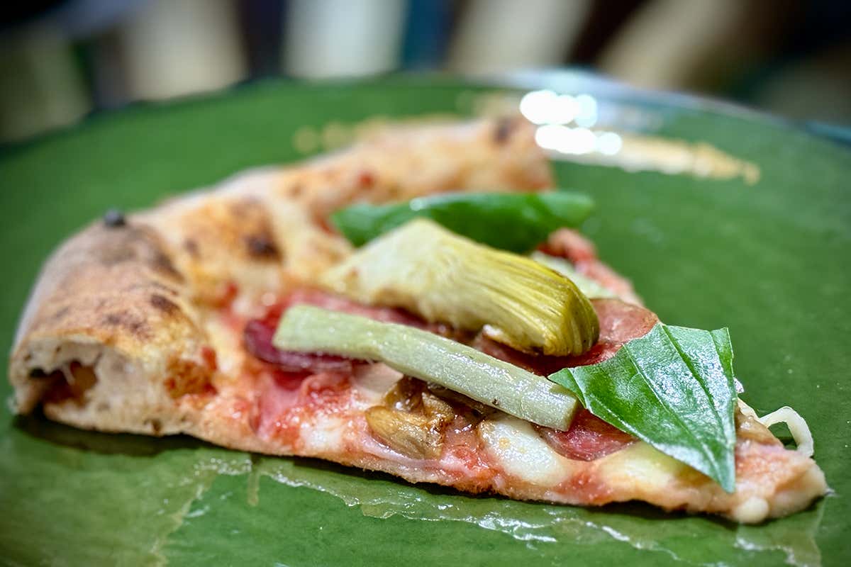 Capricciosa acerrana con impasto classico napoletano, fiordilatte, carciofo mammarella sott’olio, prosciutto cotto Fattoria Muccio e salame artigianale selezionato